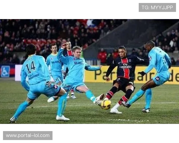 巴黎FC半场0-1落后图卢兹，防线失误送礼